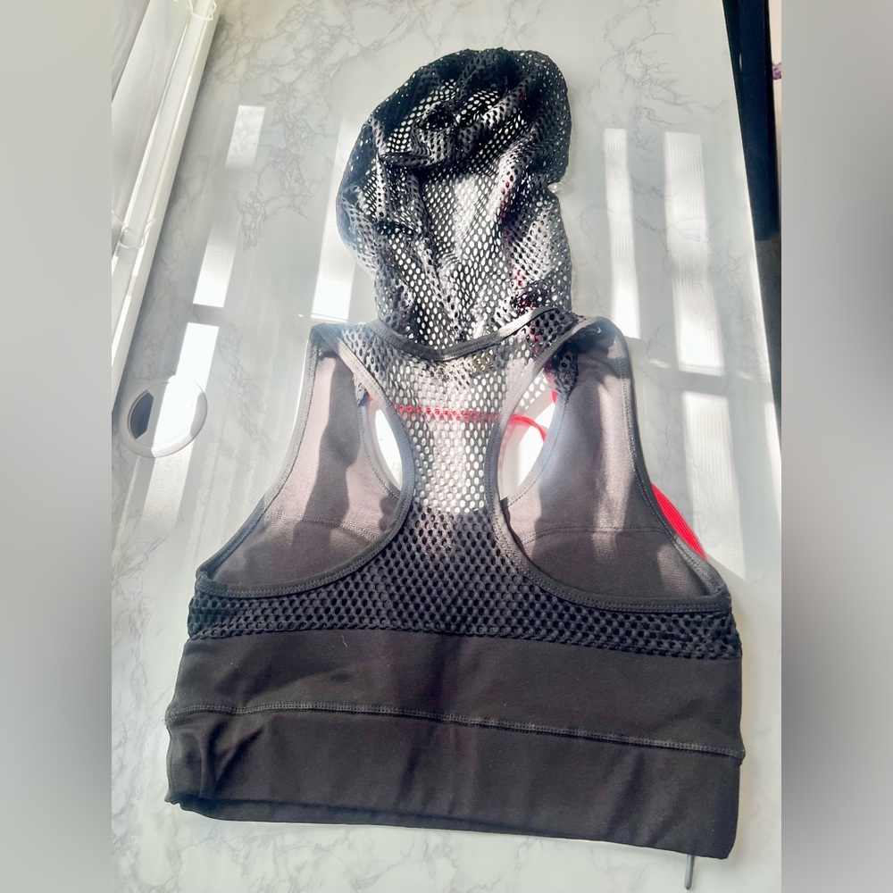 Madden mesh hooded crop top black medium
Madden NYC crop with mesh back and hood - Picture 2 of 4